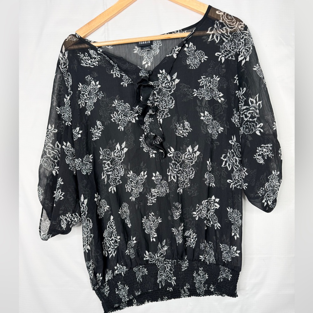 Torrid Black Floral‎ Sheer Tunic Top Size 1 (14) Pull Tab Sleeves Smocked Hem